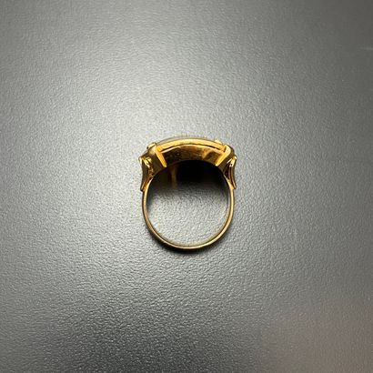 null Gold ring 750 mm decorated with a curved Napoleon in worn condition.
TDD : 56
Net...