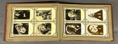 null GRETA GARBO 
Collection d'environ 80 cartes postales réunies dans un album ancien...