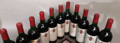 null 11 bouteilles Château de BOURGUENEUF - Pomerol 1982 Étiquettes légèrement tachées....