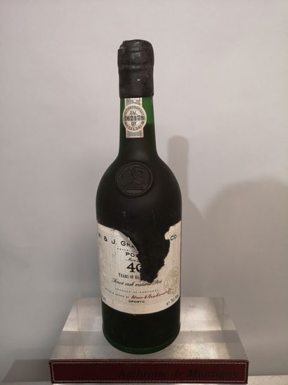 null 1 bottle PORTO W. & J. GRAHAM'S " 40 years old" Bottled in 1992. Label torn...