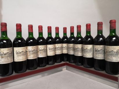 null 12 bouteilles Château LE BOURDIEU - Haut Médoc 1985 Étiquettes tachées. 4 légèrement...