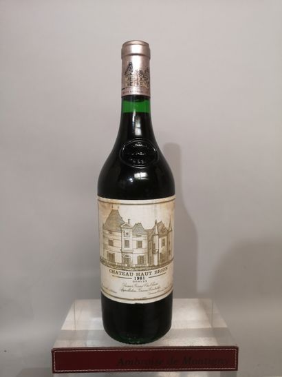 null 1 bouteille Château HAUT BRION - 1er Gcc Graves 1981 Étiquette tachée.