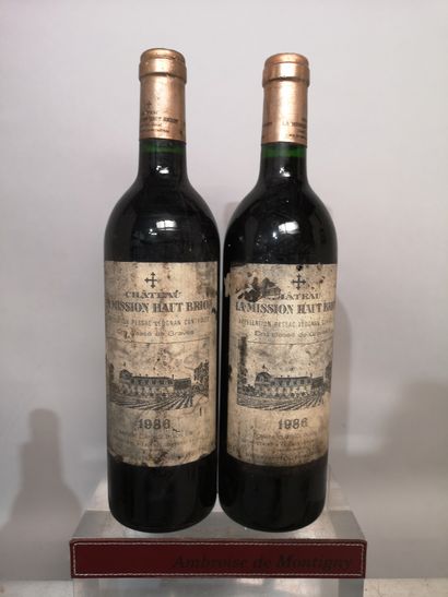 null 2 bouteilles Château MISSION HAUT BRION - Graves 1986 Étiquettes tachées et...