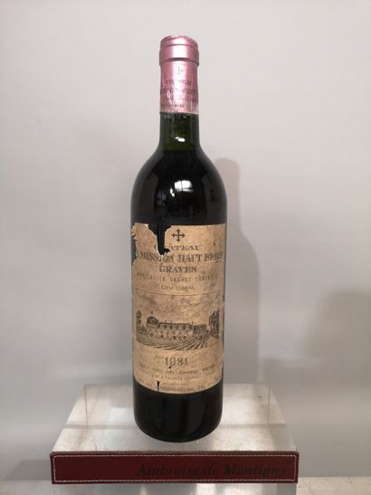 null 1 bouteille Château MISSION HAUT BRION - Graves 1981 Étiquette tachée et abîmée....