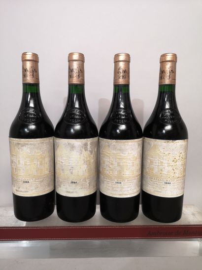 null 4 bouteilles Château HAUT BRION - 1er Gc Graves 1986 Étiquettes fanées et légèrement...