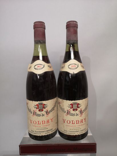null 2 bouteilles VOLNAY - Domaine Jean VAUDOISEY BERGET 1 de 1967 et 1 de 1979 Étiquettes...