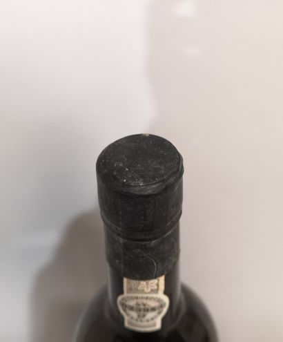 null 1 bottle vintage PORTO - W. J. HART 1978 Label slightly stained.