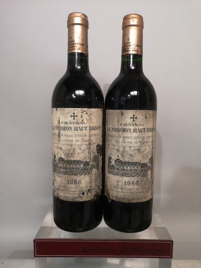 null 2 bouteilles Château MISSION HAUT BRION - Graves 1986 Étiquettes tachées et...
