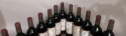 null 12 bouteilles Château BEL AIR - Pomerol 1985 Étiquettes légèrement tachées....