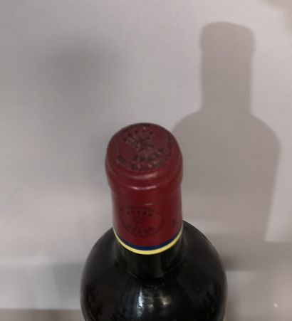 null 1 bouteille CARRUADES de Ch. LAFITE - Pauillac 1998 Étiquette légèrement tachée,...