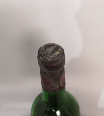 null 1 bouteille Château MARGAUX - 1er Gcc Margaux 197? Étiquette fanée, tachée et...