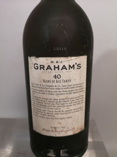 null 1 bottle PORTO W. & J. GRAHAM'S " 40 years old" Bottled in 1992. Label torn...