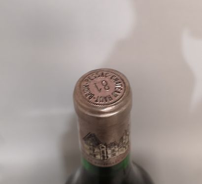 null 1 bouteille Château HAUT BRION - 1er Gcc Graves 1981 Étiquette tachée.