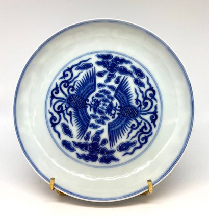 null CHINE
Assiette en porcelaine décorée en bleu sous couverte de phénix parmi les...