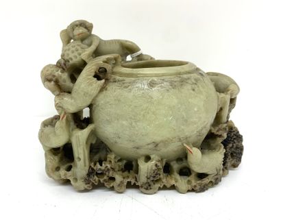 null CHINA
Hard stone brush holder decorated with monkeys in relief.
H : 11 - L :...