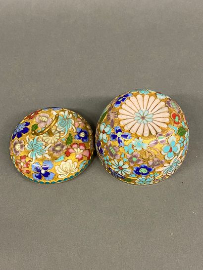 null CHINA 
Box in cloisonné bronze with flowers.
H. 6,5 cm.