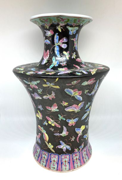 CHINE, XXème siècle, 
Vase en porcelaine...