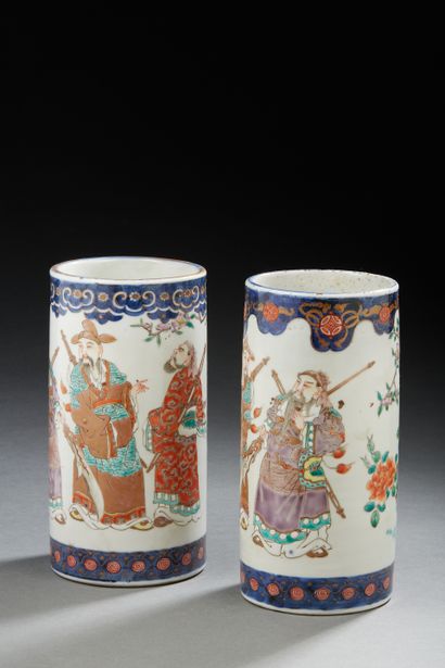 null JAPON
Paire de porte-pinceaux cylindriques en porcelaine décorée en émaux polychromes...