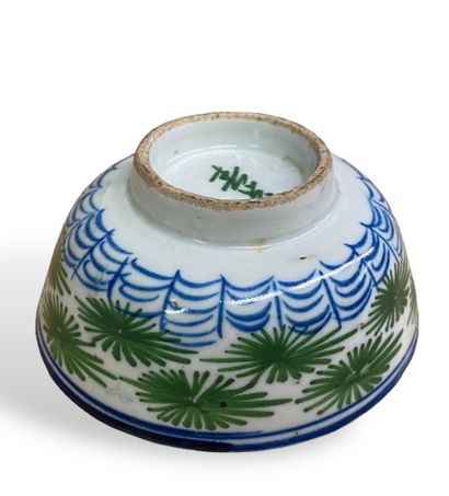 null SMALL BOWL
in porcelain with blue and green decoration.
Mark on the back.
Diameter...