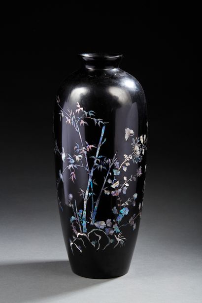 null ***VIETNAM 
Grand vase ovoïde en bois laqué noir incrusté de nacre à motifs...