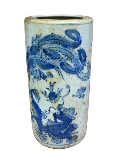 null CHINE 
Vase rouleau en porcelaine bleu et blanc à décor de dragons à la recherche...