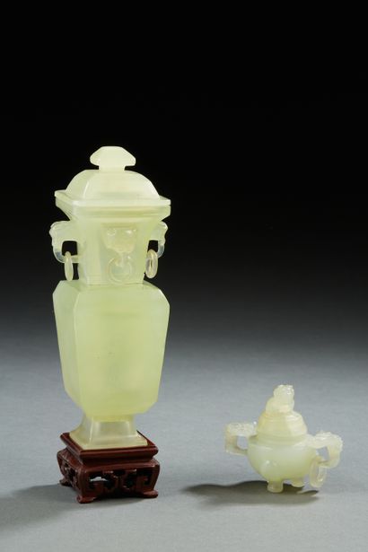 null CHINE
Vase quadrangulaire couvert en pierre dure verte à l’imitation du jade,...