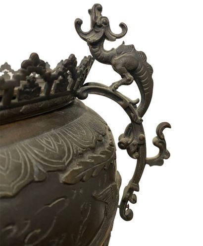null JAPON
Grand cache-pot en bronze partiellement doré reposant sur quatre têtes...