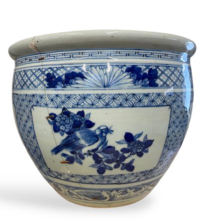 null LARGE CACHE-POT
white blue porcelain, decorated with birds and dragons.
H :...