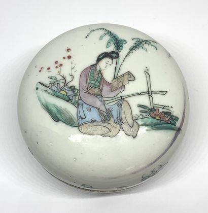 null CHINA
Small circular enameled porcelain box of the Pink Family decorated with...