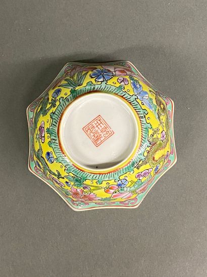 null CHINE
Bol en porcelaine coquille d'œuf à décor de dragons et de motifs floraux...