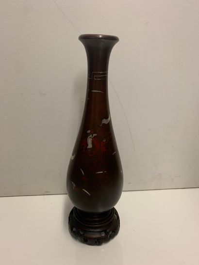 null JAPON
Vase en bronze à patine brune de forme balustre à décor de cavaliers,...