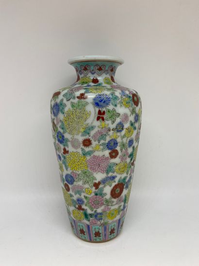 null CHINE
Vase en porcelaine polychrome à décor de millefleurs.
H. : 22 cm.
(fê...