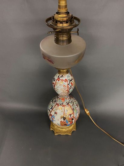 null JAPON
Grande lampe en porcelaine à double renflement à décor polychrome aux...