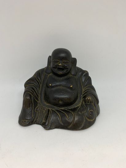 null CHINE
Bouddha en bronze à patine brune. Marque au revers.
H. : 9.5 cm.