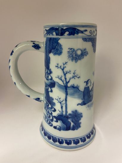 null CHINE
Grande tasse en porcelaine à décor bleu de personnages dans un jardin.
H...