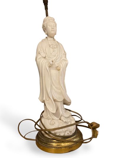 null CHINE
Sculpture en porcelaine blanche représentant une femme, montée en lampe,...