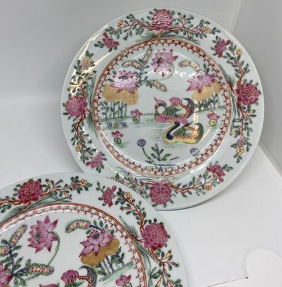 null CHINE 
Paire d'assiettes de la Famille Rose en porcelaine blanche et décor lacustre...