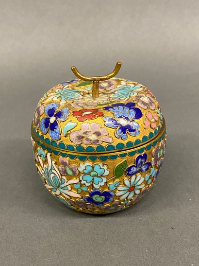 null CHINA 
Box in cloisonné bronze with flowers.
H. 6,5 cm.