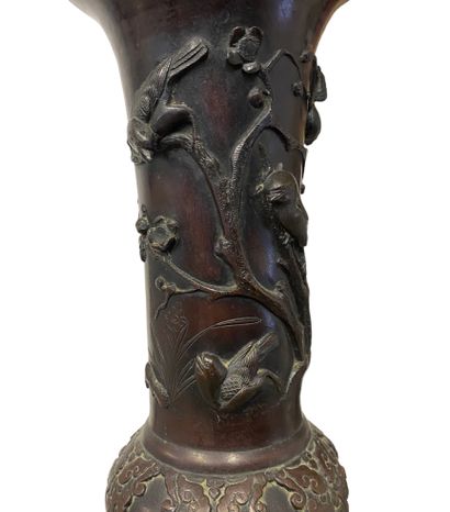 null JAPON, période Meiji (1868-1912)
Grand vase double gourde à long col en bronze...