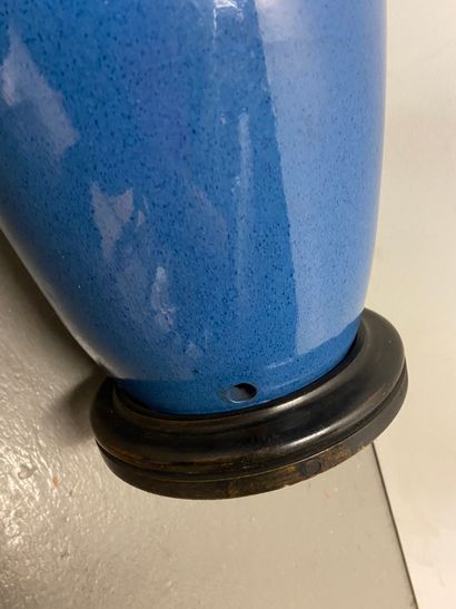 null CHINE
Vase en porcelaine monochrome à fond bleu.
H. : 34 cm.
(percé)