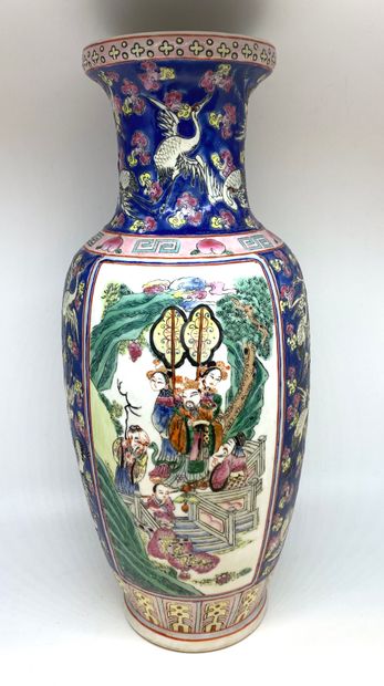 null CHINE
Vase à fond bleu, décor de grues et de scènes de palais, frise à décor...
