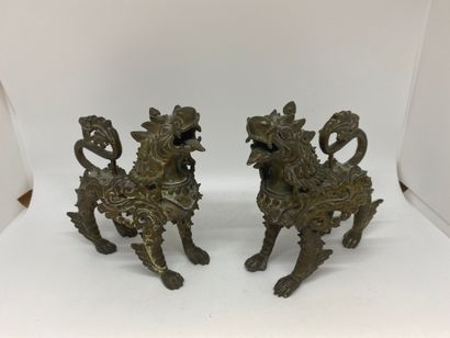 null INDE
Paire de statuettes figurant deux chimères en bronze doré. 
H. : 9 cm.
(petits...
