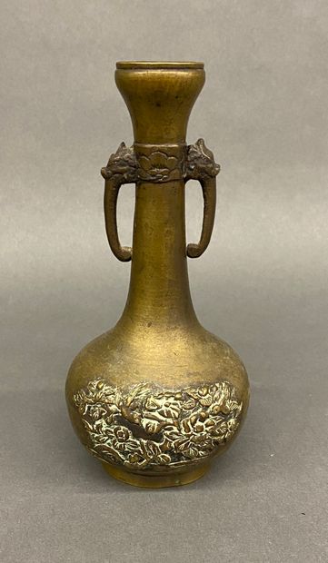 null CHINE
Vase à long col en bronze, décoré de deux médailles sur la panse représentant...