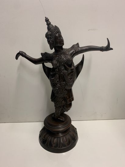 null THAILANDE
Bouddha en bronze à patine brune debout sur un socle lotiforme.
H....
