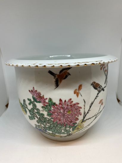 null CHINA
Porcelain pot cover decorated with flowers and birds.
Modern work.
H :...