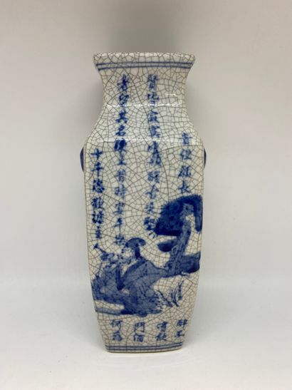 null CHINE
Vase en porcelaine craquelée à décor de deux personnages et de calligraphie...