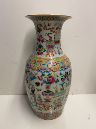 null CHINE, fin du XIXème siècle
Vase balustre en porcelaine et émaux de style famille...