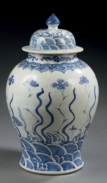null CHINE
Grand vase balustre couvert en porcelaine à décor bleu sous couverte de...