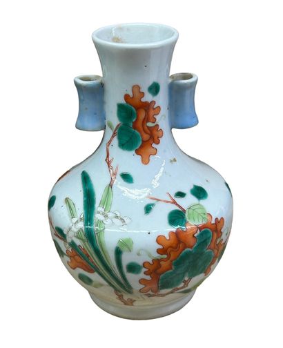 null CHINE
Petit vase en porcelaine à décor d’orchidée, anses sur le col en forme...