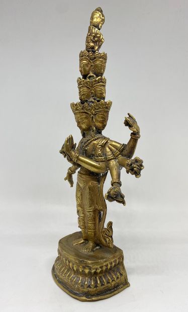 null STATUETTE
en bronze doré représentant Ekadashalokesvara debout en samabhanga...
